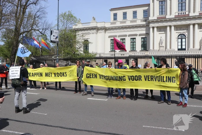 Extinction Rebellion demonstreerd bij provinciehuis