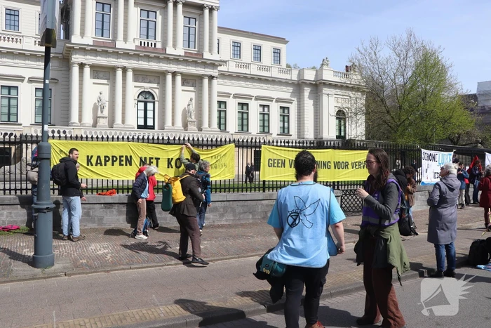 Extinction Rebellion demonstreerd bij provinciehuis