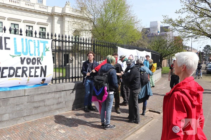 Extinction Rebellion demonstreerd bij provinciehuis