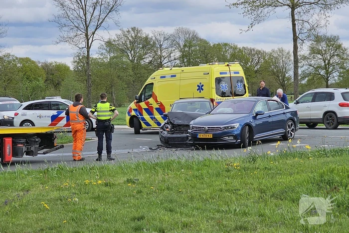 Twee voertuigen fiks beschadigd bij aanrijding