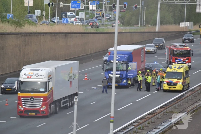 Twee vrachtwagens klappen op elkaar
