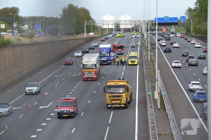 Twee vrachtwagens klappen op elkaar