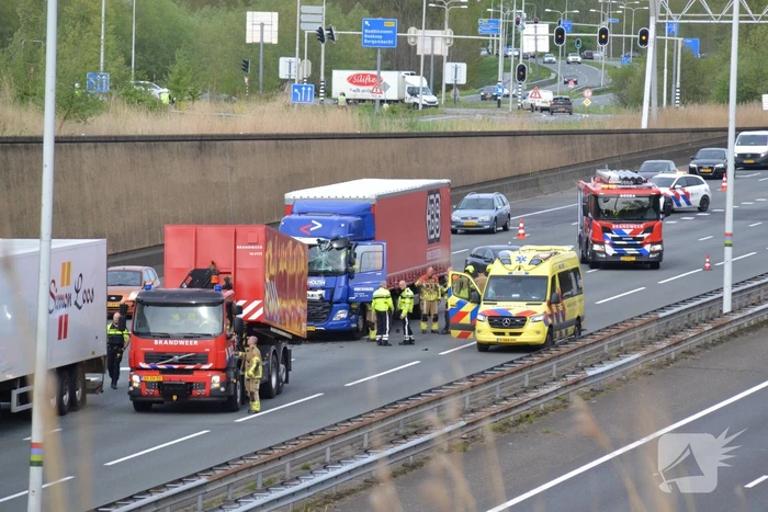 Twee vrachtwagens klappen op elkaar