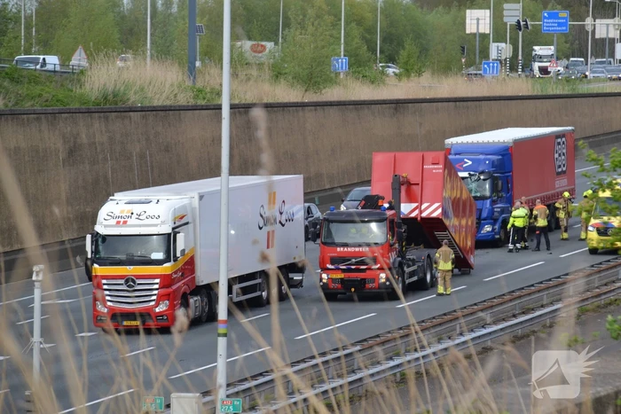 Twee vrachtwagens klappen op elkaar