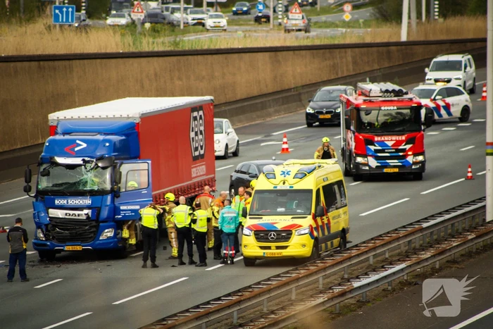 Twee vrachtwagens klappen op elkaar