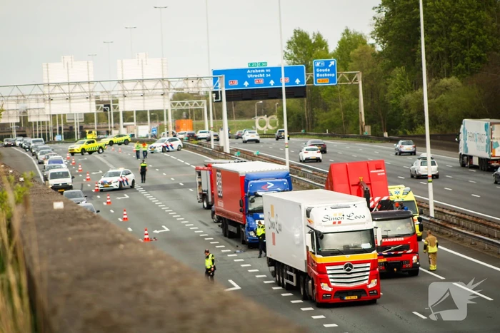 Twee vrachtwagens klappen op elkaar
