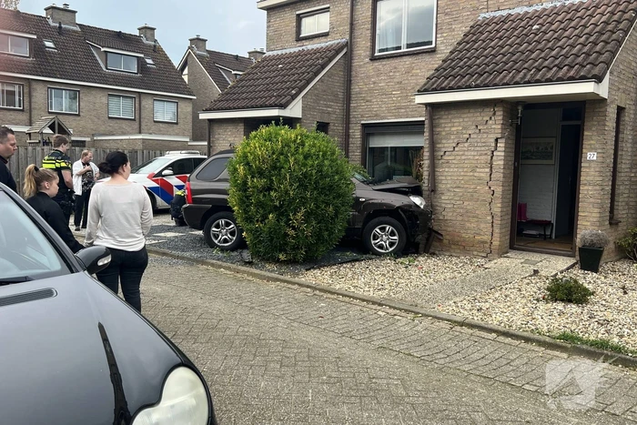 Voertuig knalt tegen voorgevel van woonhuis