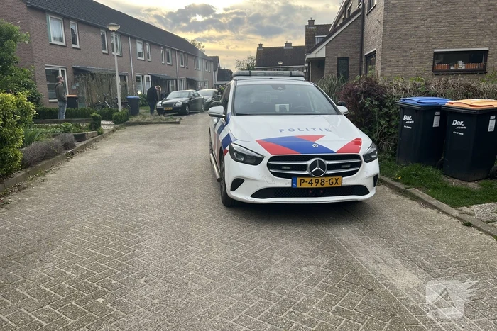 Voertuig knalt tegen voorgevel van woonhuis