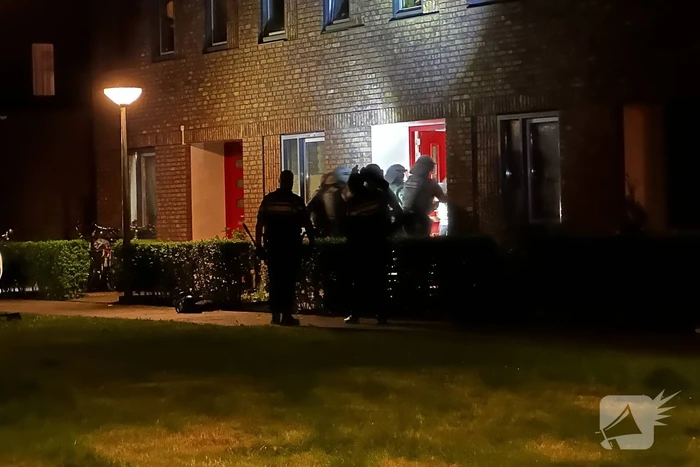 Arrestatieteam valt woning binnen