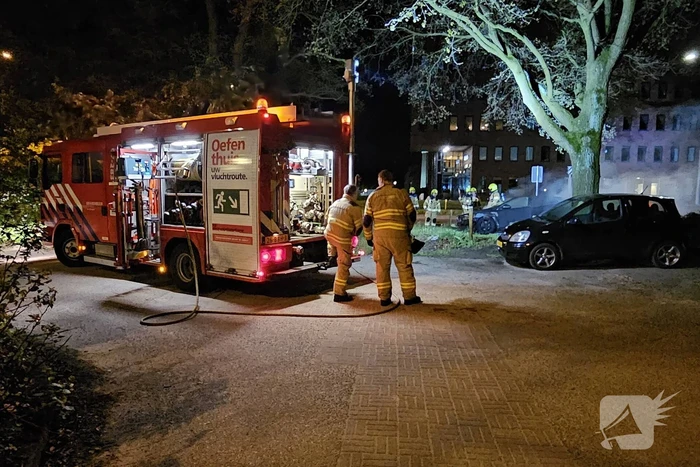 Geparkeerde auto vat vlam