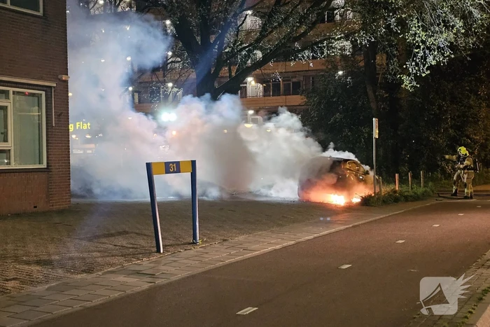 Geparkeerde auto vat vlam