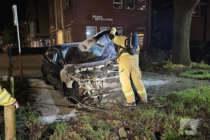 Geparkeerde auto vat vlam