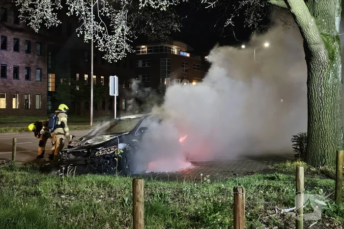 Geparkeerde auto vat vlam