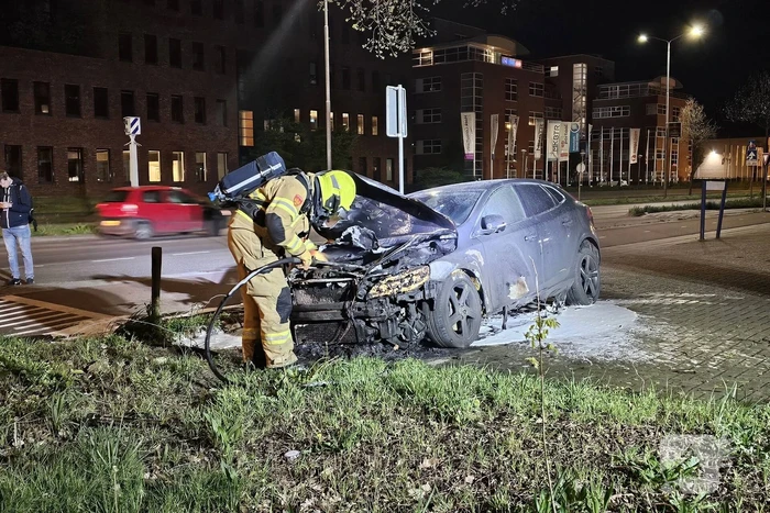 Geparkeerde auto vat vlam