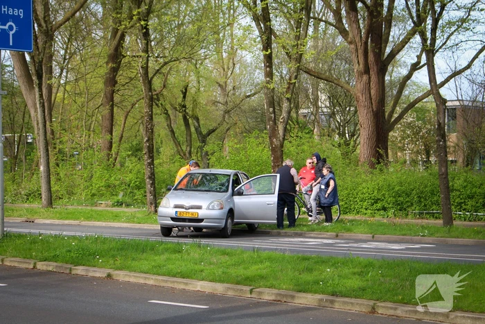 Auto en vuilniswagen botsen op kruising