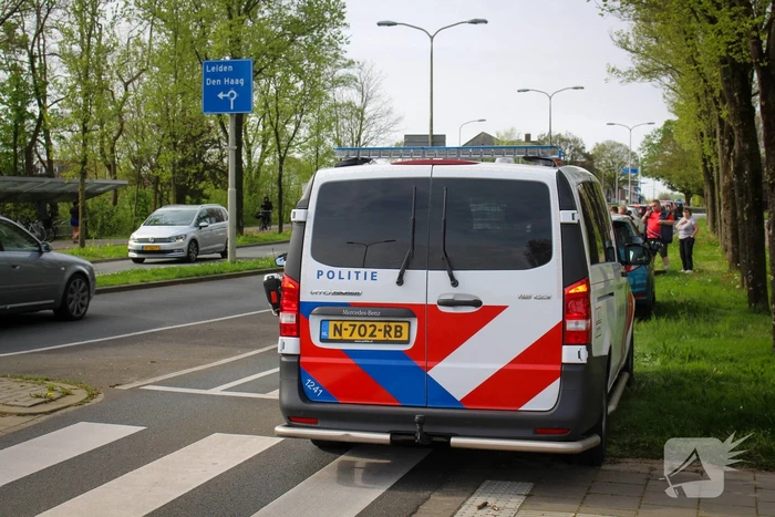 Auto en vuilniswagen botsen op kruising