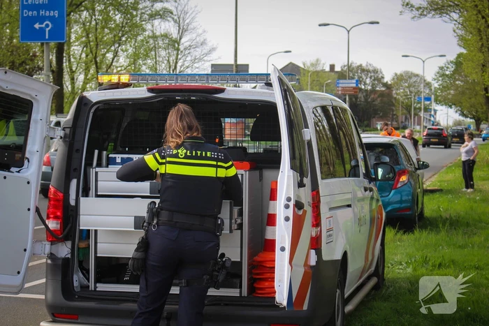Auto en vuilniswagen botsen op kruising
