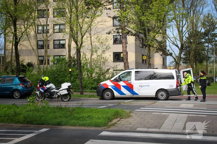 Auto en vuilniswagen botsen op kruising