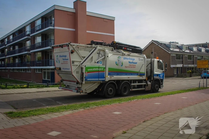 Auto en vuilniswagen botsen op kruising