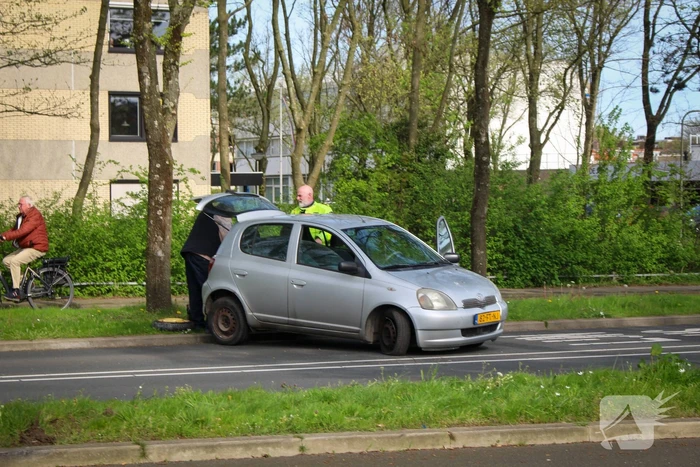 Auto en vuilniswagen botsen op kruising