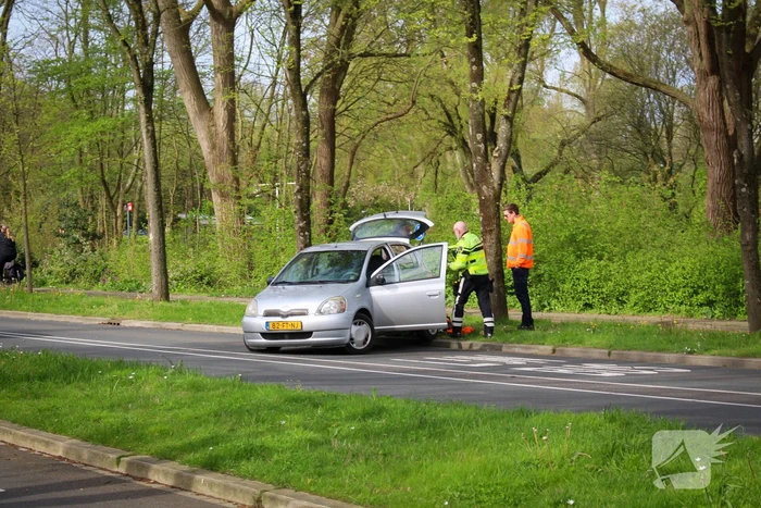 Auto en vuilniswagen botsen op kruising