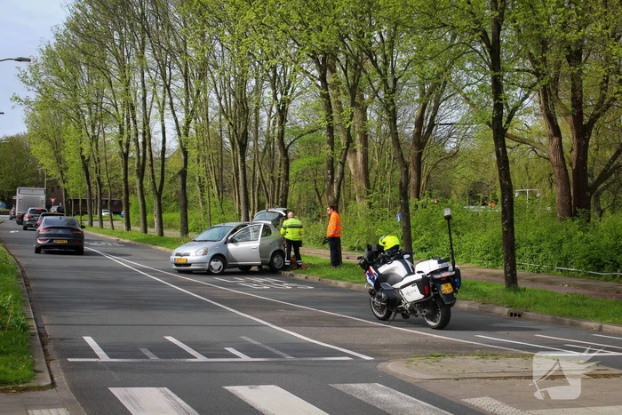 Auto en vuilniswagen botsen op kruising