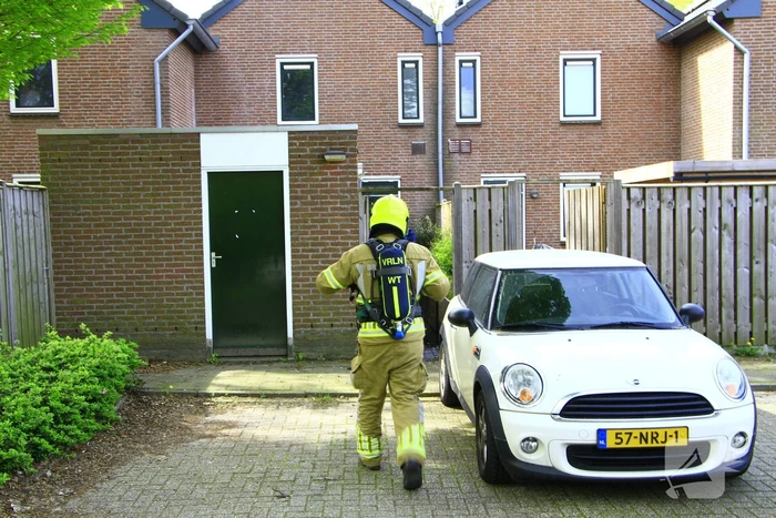 Jerrycan met benzine vat vlam