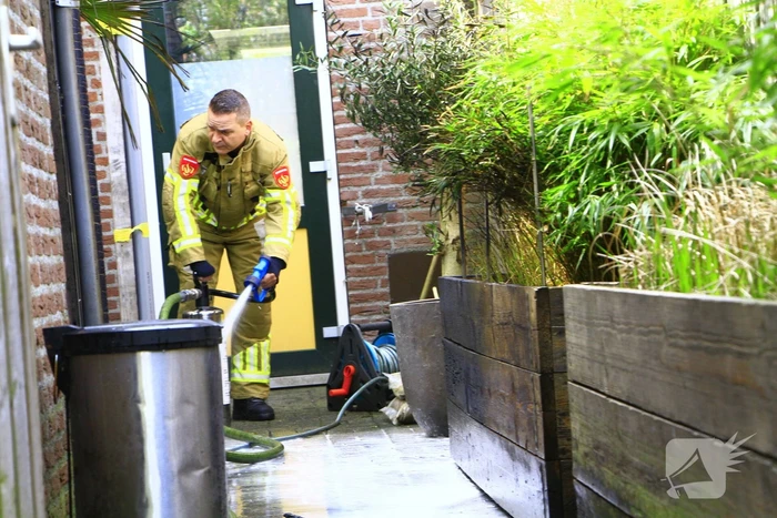 Jerrycan met benzine vat vlam