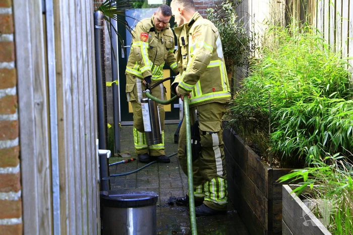 Jerrycan met benzine vat vlam