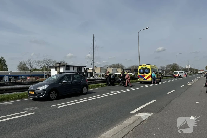 Gewonde bij ongeval tussen auto en motorscooter