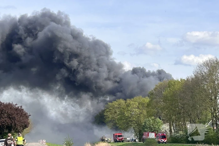 Flinke rookontwikkeling bij brand in schuur