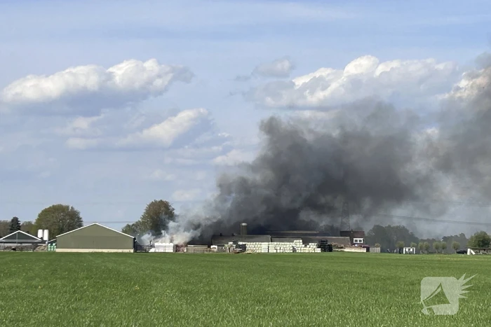 Flinke rookontwikkeling bij brand in schuur