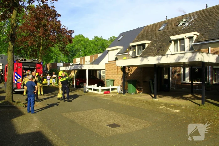 Brandweer breekt dak open om brand te bestrijden