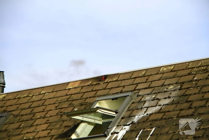 Brandweer breekt dak open om brand te bestrijden