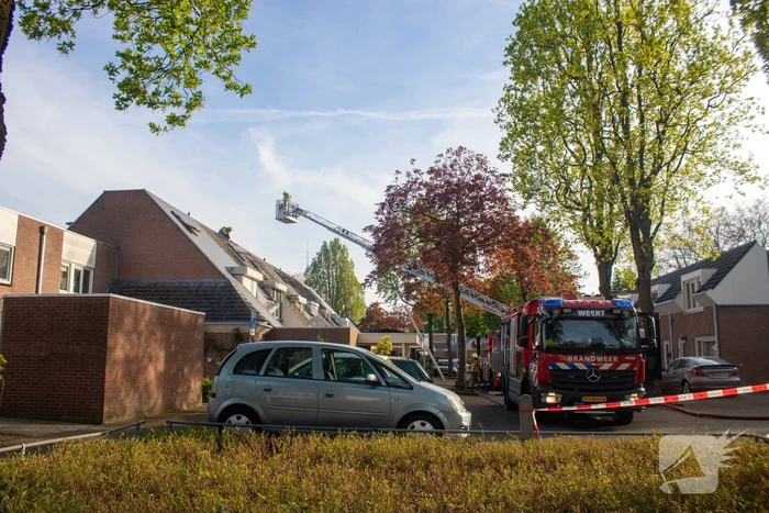 Brandweer breekt dak open om brand te bestrijden