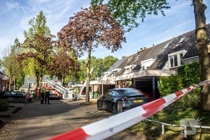 Brandweer breekt dak open om brand te bestrijden