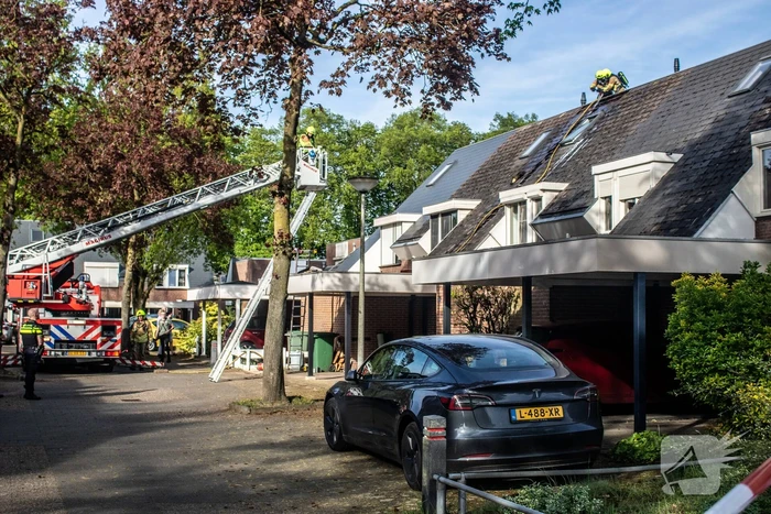 Brandweer breekt dak open om brand te bestrijden