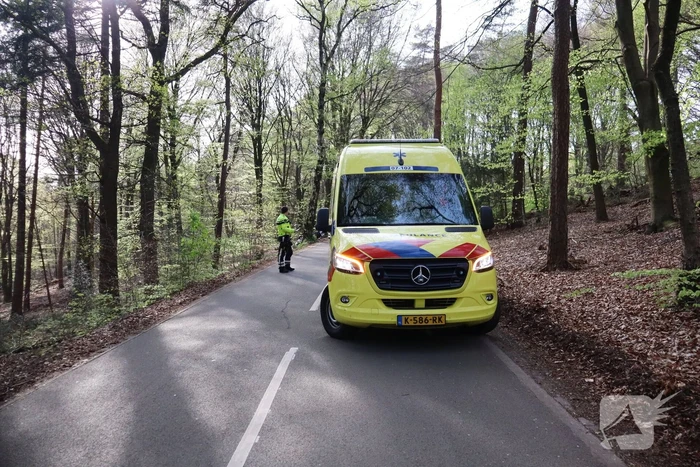 Motorrijder vliegt uit de bocht en komt hard ten val