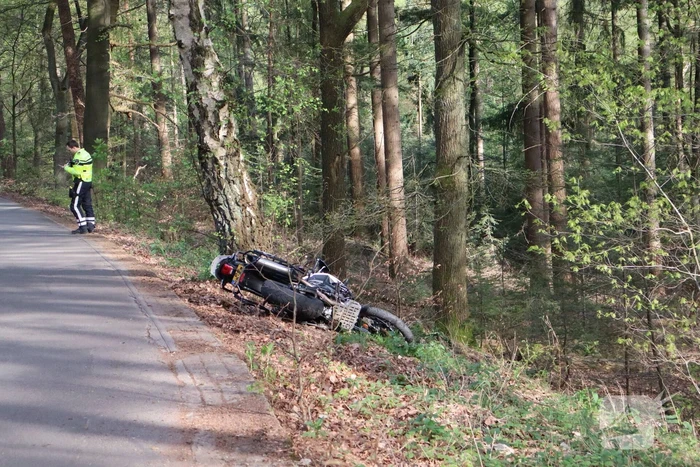 Motorrijder vliegt uit de bocht en komt hard ten val