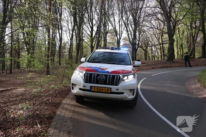Motorrijder vliegt uit de bocht en komt hard ten val