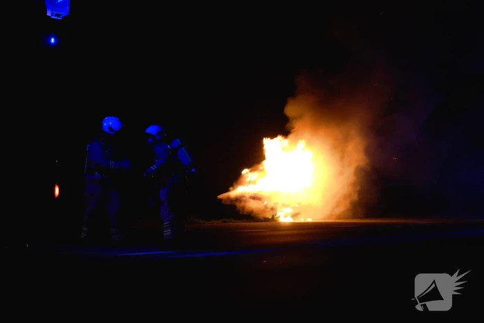 Busje volledig uitgebrand op N34