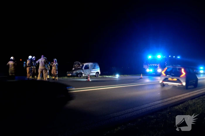 Busje volledig uitgebrand op N34
