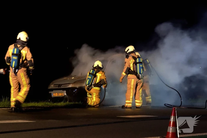 Busje volledig uitgebrand op N34