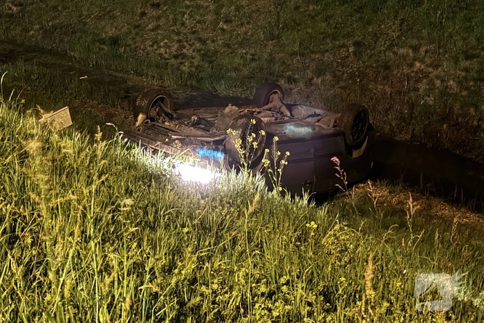 Automobilist belandt onderaan talud
