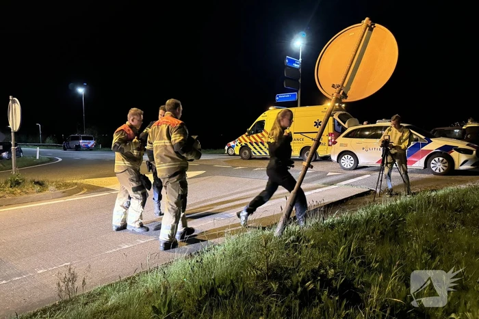 Automobilist belandt onderaan talud