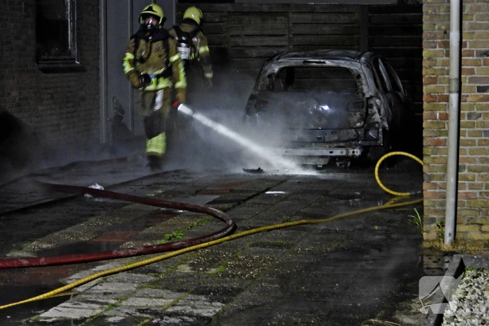 Auto brandt volledig uit naast woning