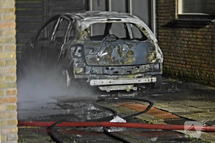 Auto brandt volledig uit naast woning