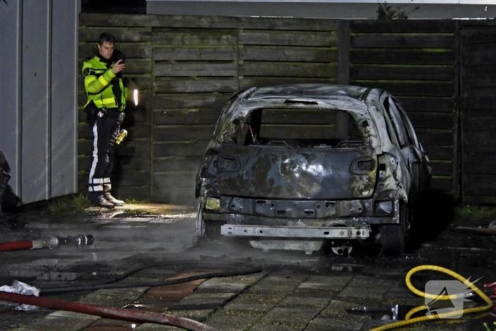 Auto brandt volledig uit naast woning