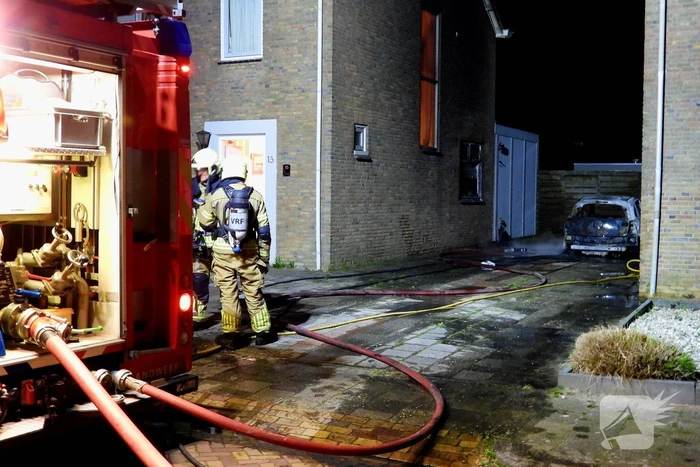 Auto brandt volledig uit naast woning