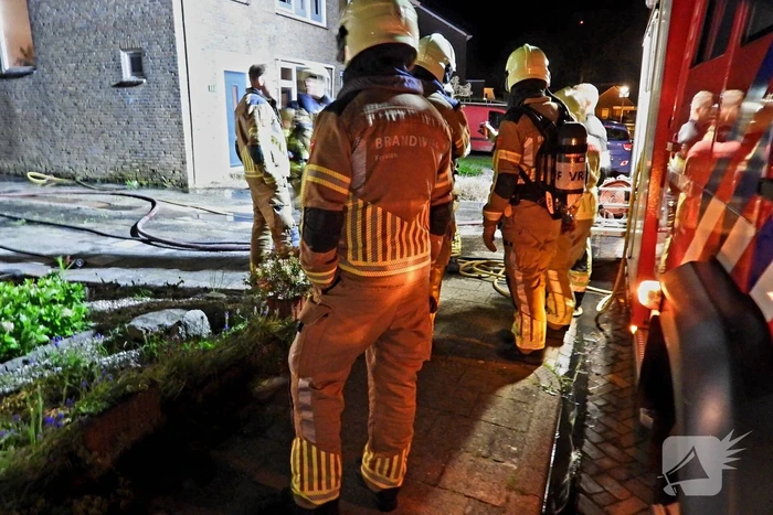 Auto brandt volledig uit naast woning